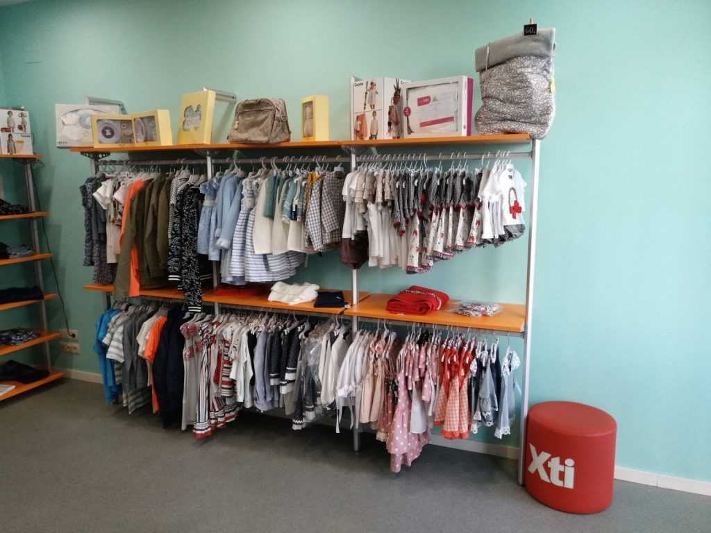 Amueblamiento de la tienda de ropa infantil El Baul de Paula en Ezcaray